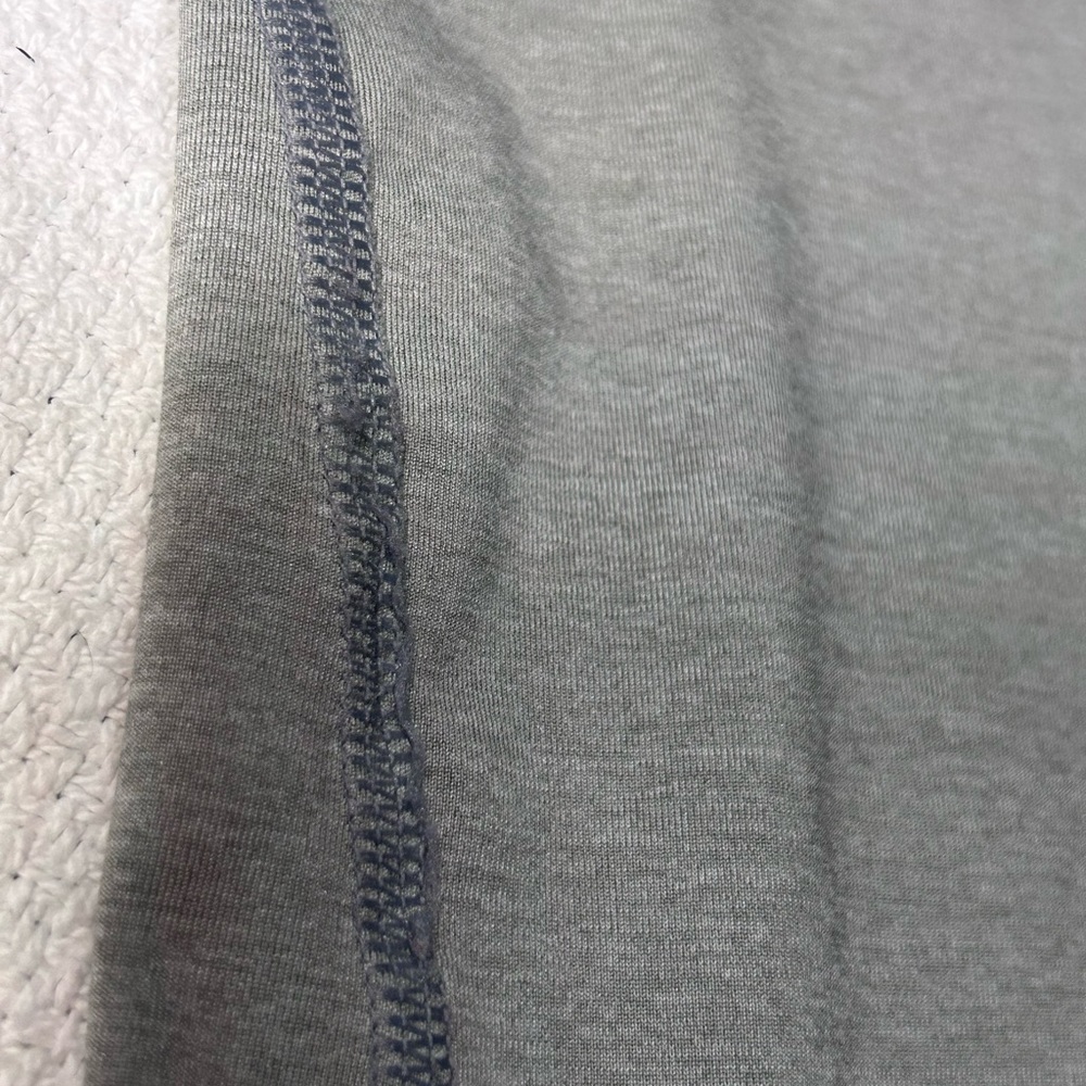 Boys Under Armour compression shirt - Picture 2 of 4
